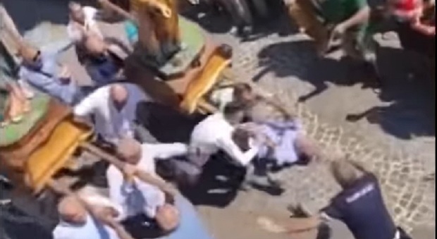 Tragedia sfiorata durante la processione in Calabria: portatore cade sotto la statua del santo VIDEO