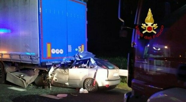 Incidente sull'A4, auto tampona un tir: morta una donna di 39 anni, illesa la figlia di 8