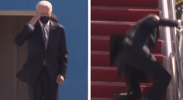 Biden scivola a cade mentre sale sull'Air Force One: paura per il presidente, poi si riprende e saluta