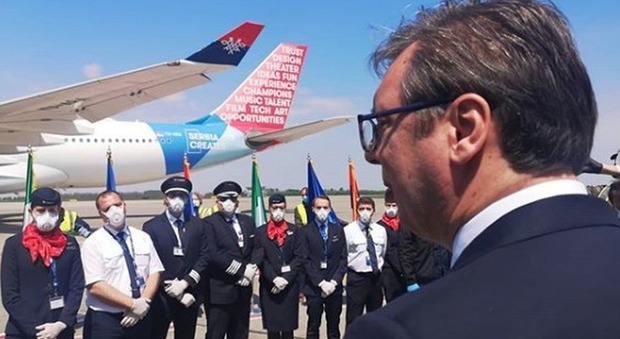 Coronavirus, otto aerei da Belgrado con aiuti sanitari. Il presidente serbo: «Siamo con i nostri i fratelli italiani»