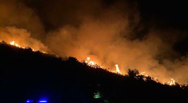 Incendio a Sperlonga, minacciate anche le abitazioni