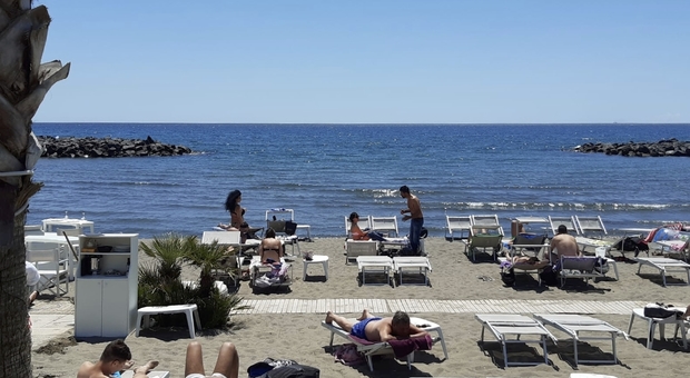 Estate, scatta il caro vacanze: traghetti, aerei e case costano il 20% in più