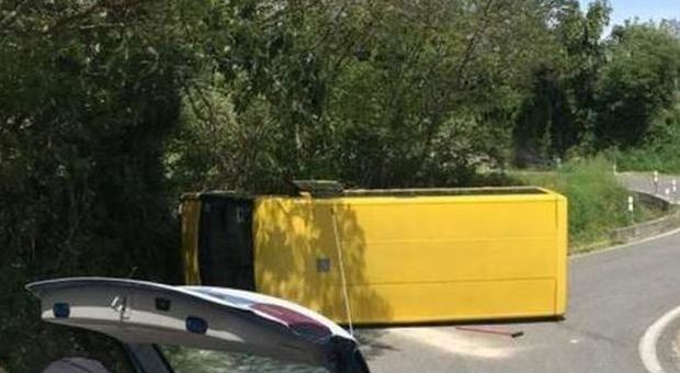 Scuolabus esce di strada e finisce in un torrente: morti due bimbi. Altri sono gravi Scuolabus esce di strada e finisce in un torrente: morti due bimbi. Altri sono gravi