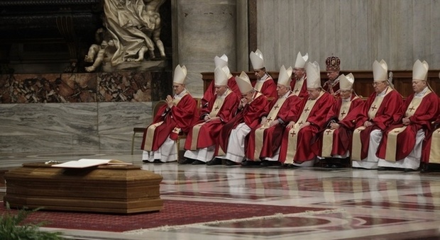 Vaticano, funerali solenni per il cardinale che copriva i pedofili. A San Pietro anche l'ambasciatrice Usa