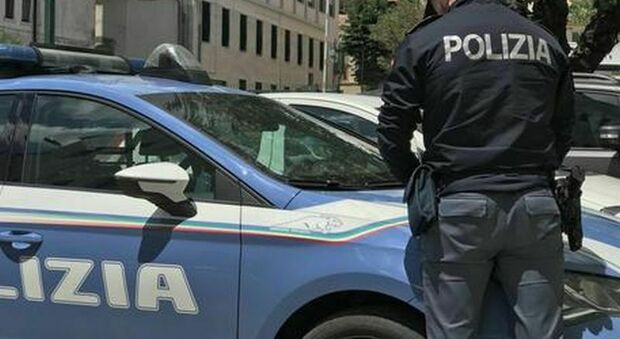 Tre cellulari rubati in spiaggia a Bari: due arresti