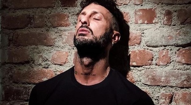 Fabrizio Corona, la nuova fidanzata si chiama Alessandra e fa l'attrice Fabrizio Corona, la nuova fidanzata si chiama Alessandra e fa l'attrice