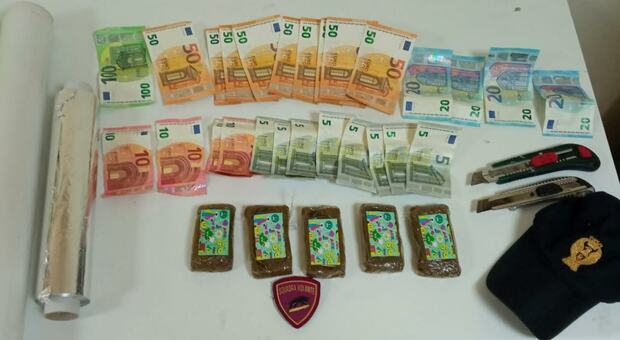 Cassino, sorpresi a nascondere hashish alla stazione ferroviaria: arrestati Cassino, sorpresi a nascondere hashish alla stazione ferroviaria: arrestati