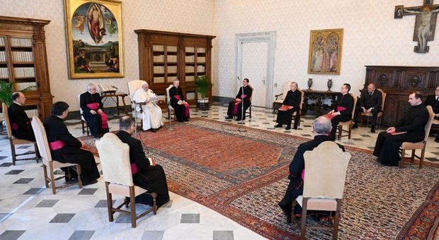 Papa Francesco l'unico leader che rifiuta la mascherina, persino Trump l'ha indossata Papa Francesco l'unico leader che rifiuta la mascherina, persino Trump l'ha indossata