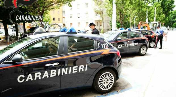 Armeggia vicino alle auto in sosta al Piano e aggredisce i carabinieri: arrestato