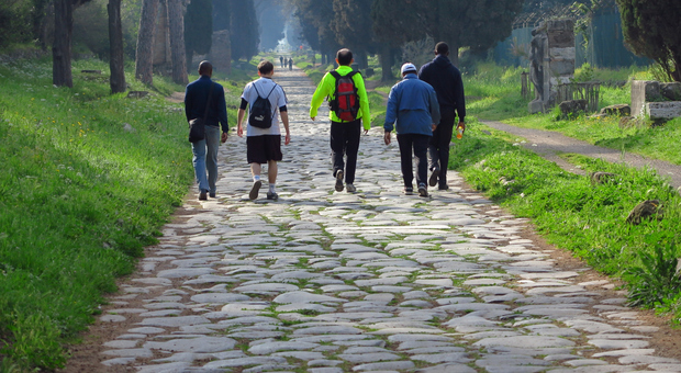 Camminatori sulla Via Appia Antica Camminatori sulla Via Appia Antica