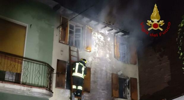 Reggio Emilia, i fratellini morti nell'incendio: l'inutile fuga sotto al letto e la trappola di fuoco