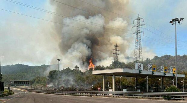 Incendio in autostrada: chiusa l'A4, possibile evacuazione del casello di Lisert