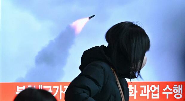 Corea del Nord lancia secondo missile in una settimana: supera di dieci volte la velocità del suono
