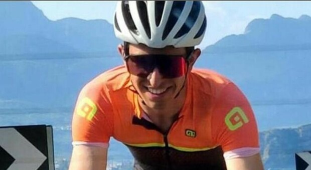 Pietro Ballarini, ciclista di 18 anni, cade in discesa mentre si allena con gli amici: sbatte la testa e muore