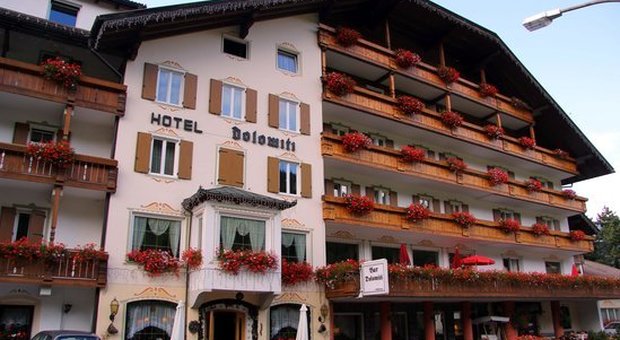 Trento, studente 18enne in vacanza con gli amici precipita dal terzo piano dell'albergo: è grave. Ipotesi bravata