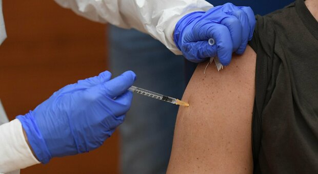 Vaccino, medico di base ricoverato a Sondrio dopo la prima dose: «Forse era già positivo»