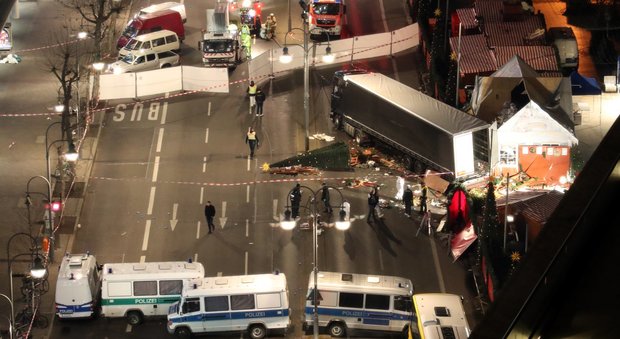Berlino, tir fa strage a mercatino di Natale: 12 morti e 48 feriti