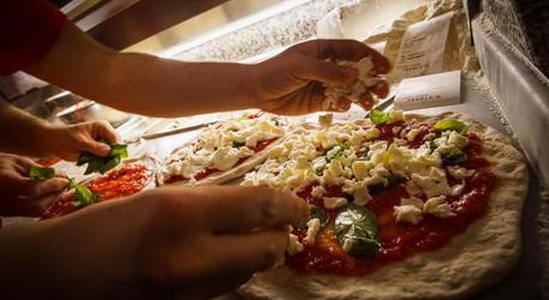 Sputa sulla pizza di un cliente: accusato di avvelenamento, rischia 18 anni di carcere