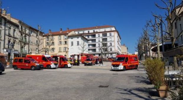 Francia, richiedente asilo accoltella persone a caso per strada: 2 morti e 7 feriti, cinque sono gravi