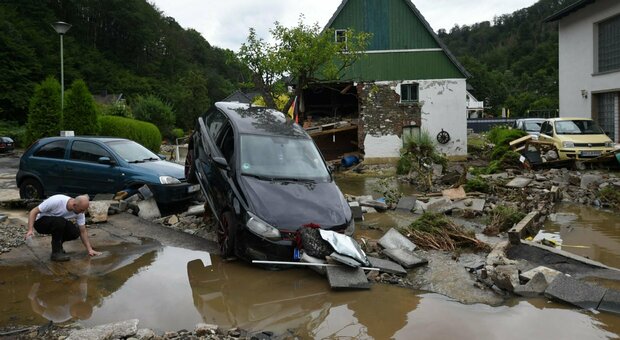 Germania, 45 morti e decine dispersi per le piogge e le inondazioni: case spazzate via. Due pompieri fra le vittime. Merkel: «Una catastrofe»