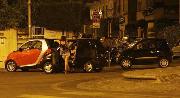Roma, suona il clacson a due ragazzine sulla microcar: pestato dal branco dei loro amici Roma, suona il clacson a due ragazzine sulla microcar: pestato dal branco dei loro amici