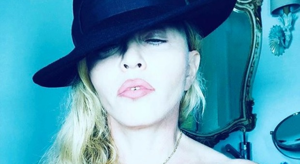 Madonna, topless super hot su Instagram: è boom di like Madonna, topless super hot su Instagram: è boom di like