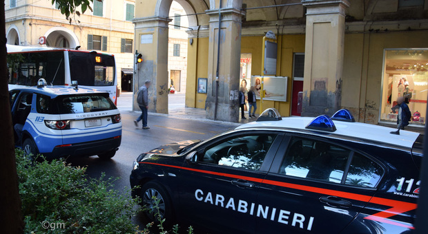 I carabinieri e la polizia intervenuti in centro