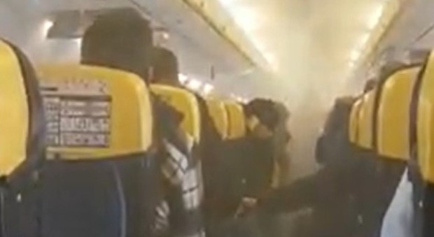 Fumo in cabina, panico sul volo Ryanair: l'aereo costretto all'atterraggio d'emergenza