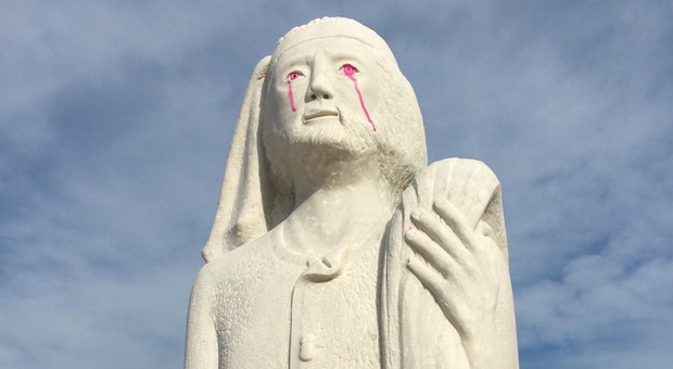 Senigallia, i vandali sacrileghi distruggono biciclette e imbrattano la statua del santo