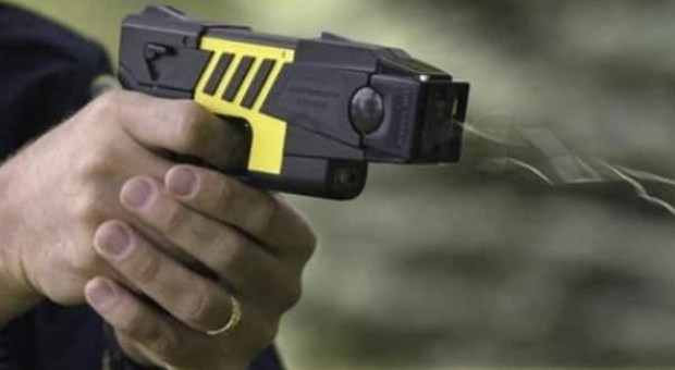 Sicurezza, pistola taser alle forze dell'ordine: domani via in 12 città