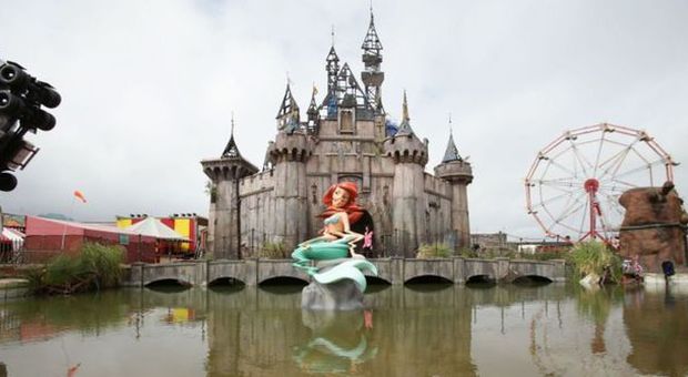 Banksy fa il verso a Disneyland con il suo parco divertimenti tetro 'Dismaland'