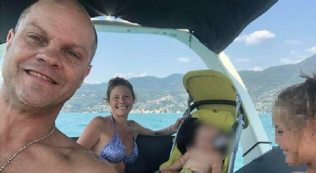 Selfie con moglie e bimbi, poi il tragico tuffo: ritrovato il corpo di papà Alessandro FOTO