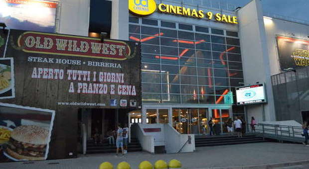 Ancona, scatta la sirena al Multiplex Evacuata la galleria, ma è un falso allarme Ancona, scatta la sirena al Multiplex Evacuata la galleria, ma è un falso allarme