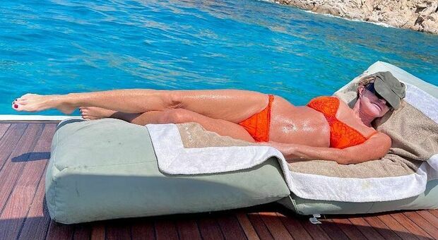 Paola Ferrari, bikini da urlo a 61 anni: in riva al mare «senza filtri»
