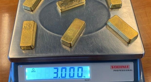 Valigia "imbottita" con 400mila euro in lingotti d'oro: passeggero fermato all'aeroporto FOTO