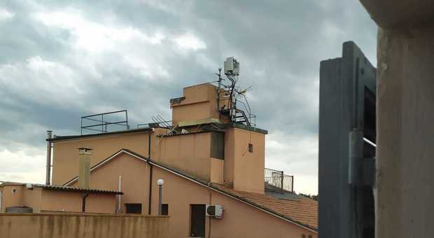 «Quell antenna oscura il campanile». Polemiche sull installazione di una stazione radio mobile sul tetto dell Hotel Loreto