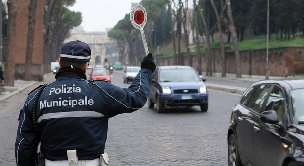 Nuovi vigili, vecchi vizi: «No ai turni scomodi», uno su 6 a Roma vuole l esenzione