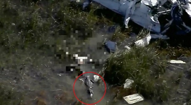 L'aereo precipita, il pilota muore e viene divorato dai coccodrilli - video