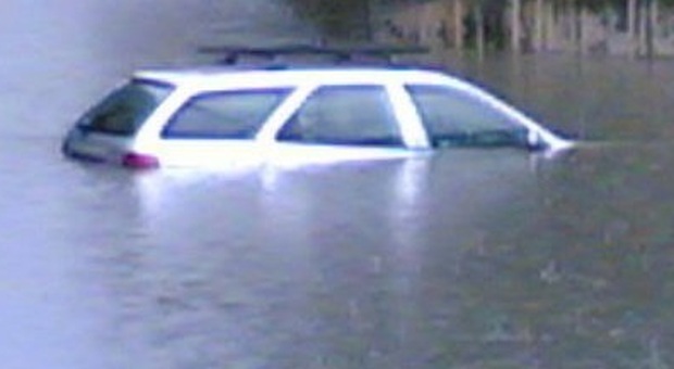 Maltempo nel Trevigiano, bimbo prigioniero dell'auto in mezzo all'acqua, allagata la camera di un'anziana Maltempo nel Trevigiano, bimbo prigioniero dell'auto in mezzo all'acqua, allagata la camera di un'anziana