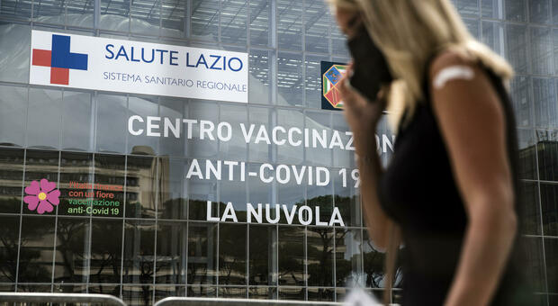 Lazio, tornano attive le prenotazioni dei vaccini Covid. D'Amato: «Ripristinate a tempo di record»