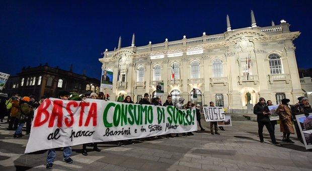 Milano, ambientalisti in corteo contro il taglio degli alberi