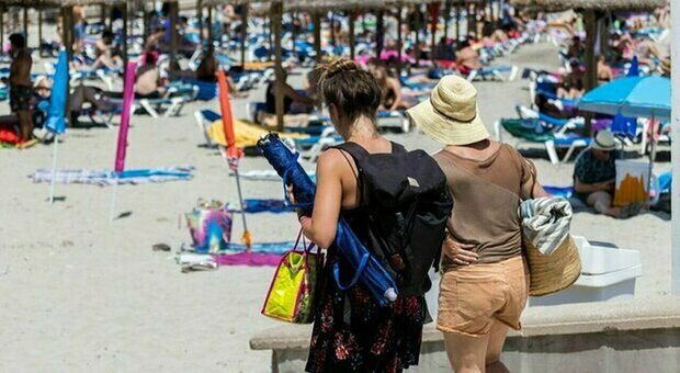 Creta, turista inglese di 54 anni resta senza vita sul lettino per ore, i bagnanti: «Pensavamo prendesse il sole»