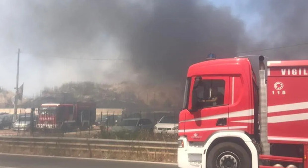 Incendio a Campi Bisenzio, 24 auto incenerite: le fiamme vicine a un distributore di benzina