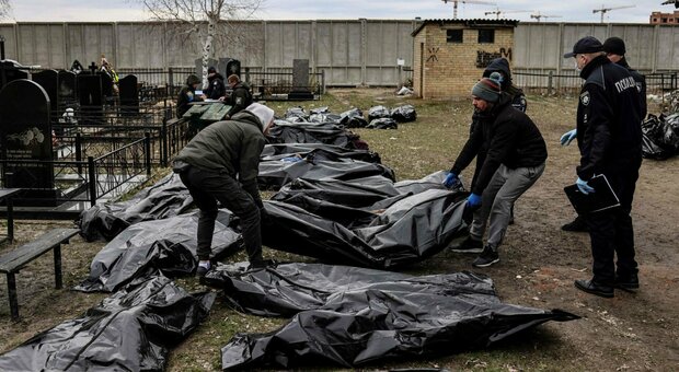Ucraina, orrore senza fine. Kiev: «A Gostomel 400 civili scomparsi, i russi usano i forni crematori»