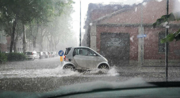 Pioggia Roma, temporale sulla Capitale e grandine ai Castelli. Nel Lazio allerta gialla oggi e domani