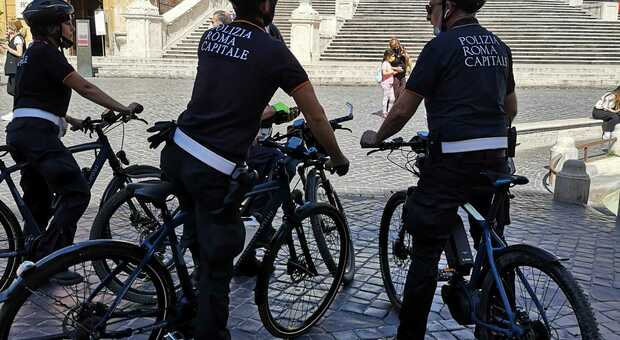 Roma, la sicurezza nei parchi e sulle “ciclabili” viaggia a bordo delle bici elettriche della polizia municipale. “Rinasce” il reparto ciclisti