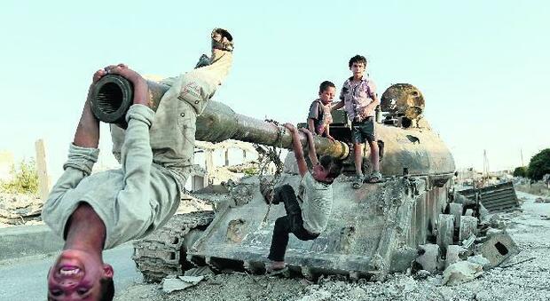 bambini siriani giocano sopra un carro armato a Kobane foto Sedat Suna/EPA/Anza