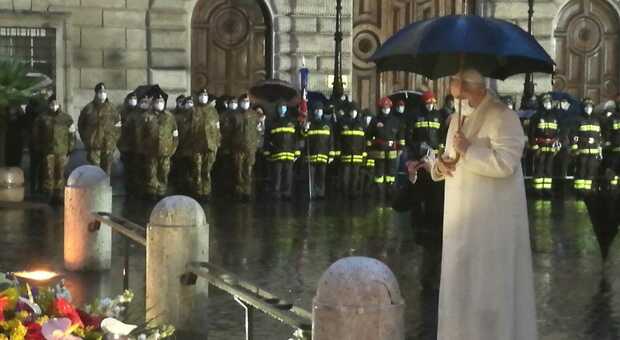 Festa dell'Immacolata, il Papa a sorpresa a piazza di Spagna. Preghiera sotto la pioggia