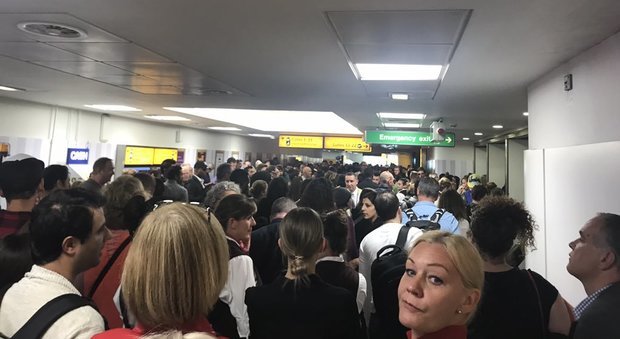 Londra, evacuato l'aeroporto di Heathrow per allarme incendio
