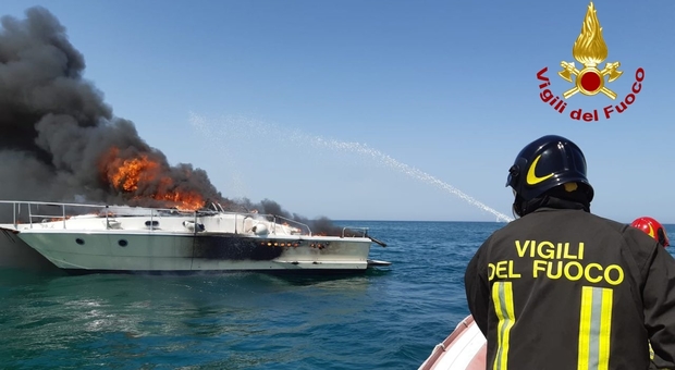 Imbarcazione di 12 metri avvolta dalle fiamme al largo di Ancona: salvate cinque persone